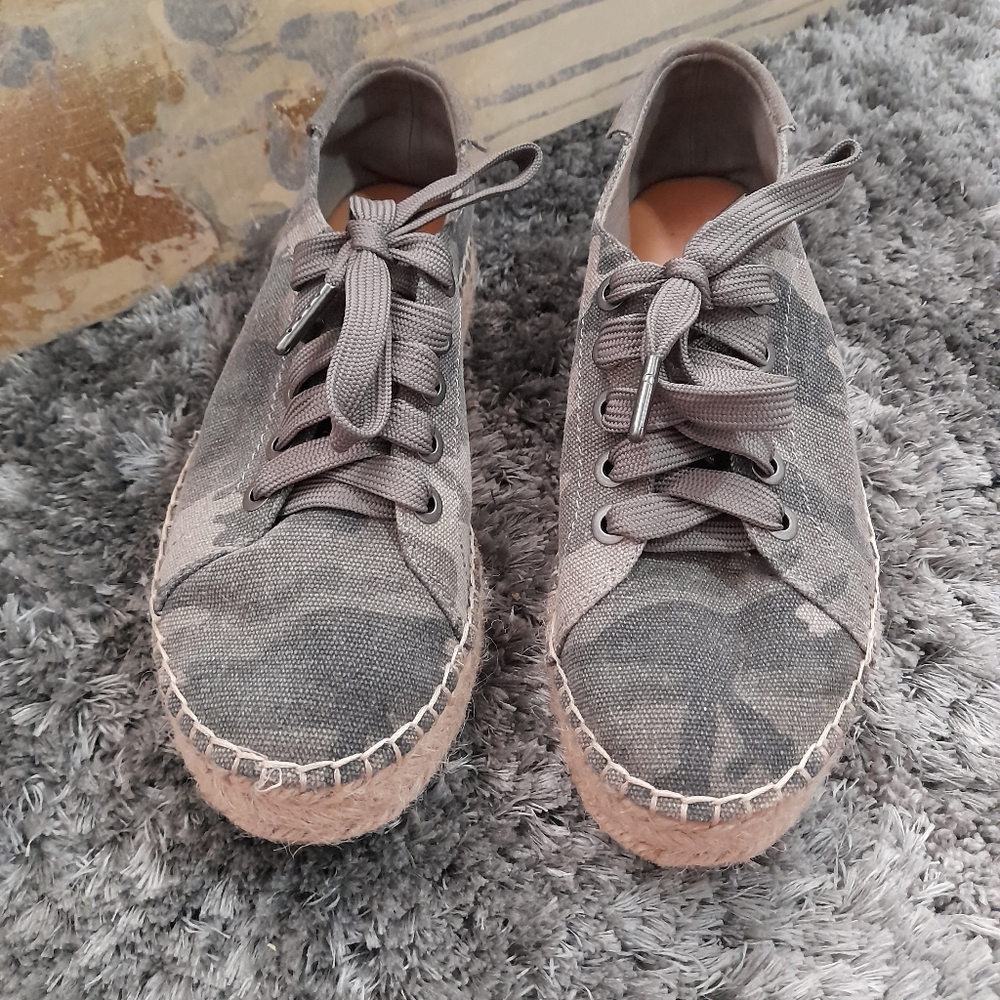 Laces camo army green flats